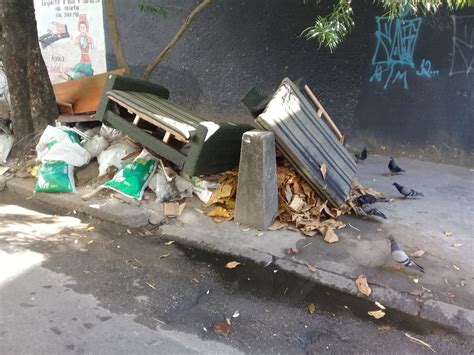 Moradores Reclamam De Lixo Entulhos E Esgoto Em Rua De Vila Isabel