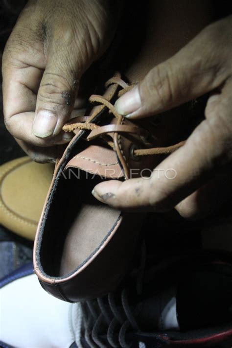 Kendala Produksi Sepatu Kulit Antara Foto