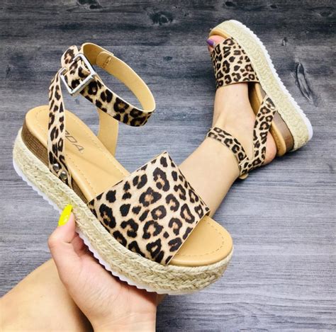 28 Tendencias de sandalias de moda que te enloquecerán