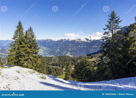 Vackra Landskapsbilder I Schweiz Med Snöberg Arkivfoto Bild av natur