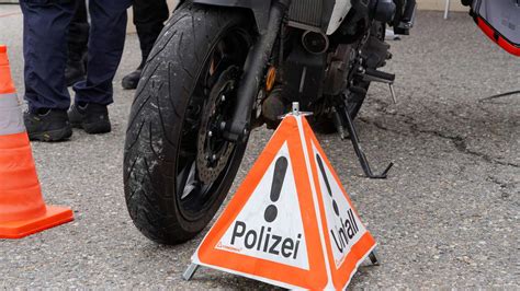 Autofahrer Missachtet Vorfahrt Junger Biker Stirbt Bei Unfall In