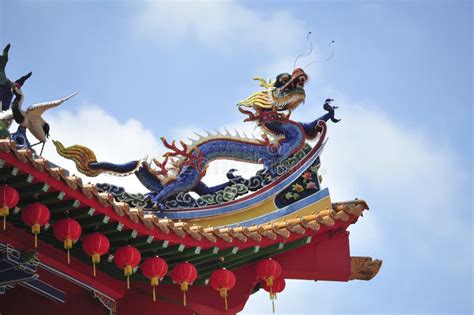 Dragão Dourado Escultura Lanternas Vermelhas No Telhado Chinês