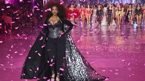 Tyra Banks Cierra Desfile Victorias Secret 2024