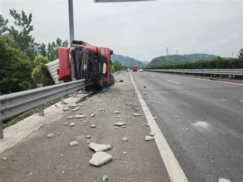 装700件快递大货车高速爆胎翻车 车轮花纹都磨没了 快科技 科技改变未来