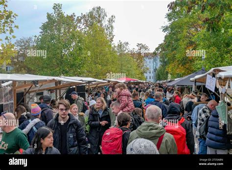 Flohmarkt Am Mauerpark In Prenzlauer Berg Berlin Flohmarkt Am