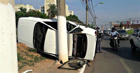 G1 Motorista Atropela Pedestre E Bate Carro Em Poste Em Avenida De