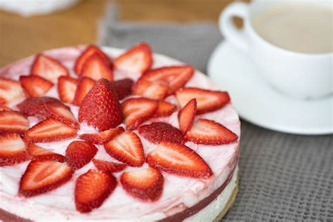 No-bake Strawberry Cream Cheese Cake - FoodyWise