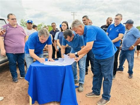 Prefeito Gustavo Medeiros Assina Ordem De Servi O Para Asfaltamento Da