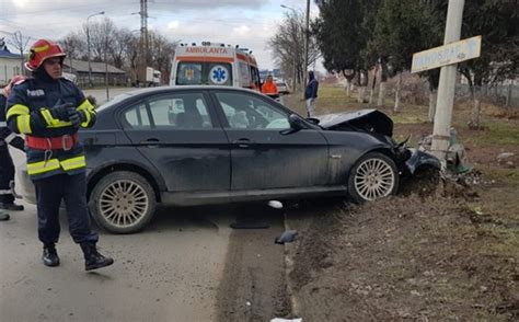 O șoferiță și a priponit BMW ul într un stâlp la Cornu Luncii