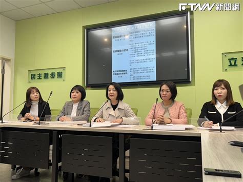 「女社工上銬」一幕被罵爆 民進黨團批警方違反比例原則：這是作秀、獵巫 鏡週刊 Mirror Media