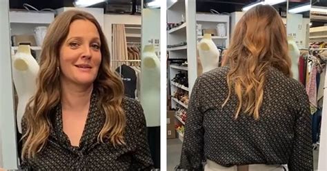 Drew Barrymore mostra que calça não fecha e diz estar descontando