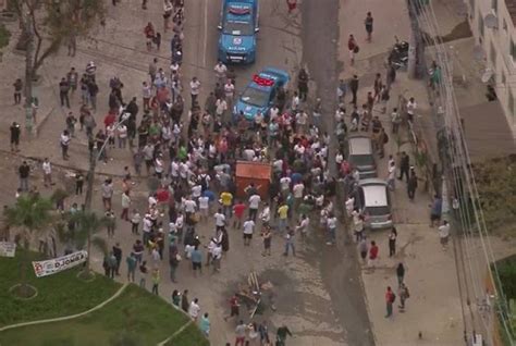 Moradores da Muzema fazem protesto contra desocupação de prédios