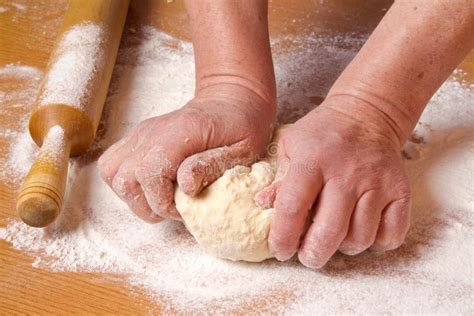 Le Mani Del Panettiere Impastano Una Pasta Del Pezzo Immagine Stock