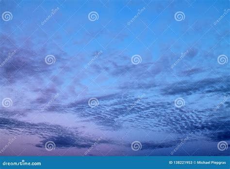 Formaciones Anaranjadas Y Rojas Hermosas De La Nube De La Puesta Del