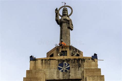 Athlete Rappels Down The Sagrado Coracao De Jesus Sanctuary In Downtown