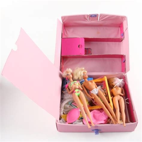 Barbies with 1989 Pink Vinyl Carry Case Wardrobe | EBTH