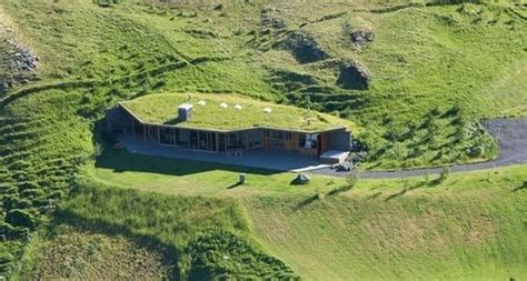 Superbe Intégration Pour Cette Maison Bois Semi Enterré Et Toiture Végétalisée En Islande