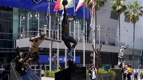 Weiteres Denkmal La Lakers Ehren Verstorbenen Bryant Mit Statue