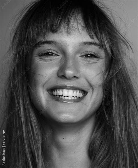 Foto De Happy Female Model Posing Laughing Black And White Portrait