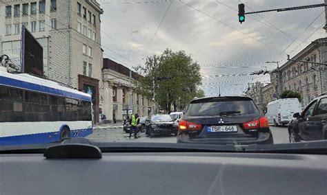 Accident matinal în centrul capitalei S a circulat bară la bară