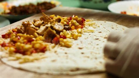 A Adir Pechuga De Pollo Frita A La Tortilla De Harina Rellena Con Queso