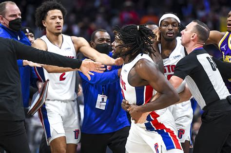 Here's Isaiah Stewart Trying To Fight LeBron James During Pistons ...