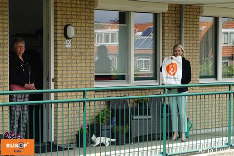 Wethouder Jeanet Van Der Laan Bezorgt Bieb Boeken