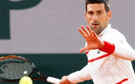 Djokovic passa fácil pela estreia em Roland Garros Lance