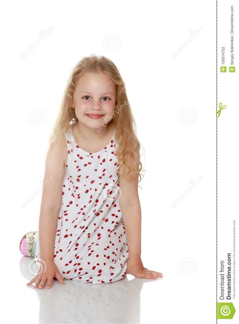 La Petite Fille Se Trouve Sur Le Plancher Photo Stock Image Du Visage