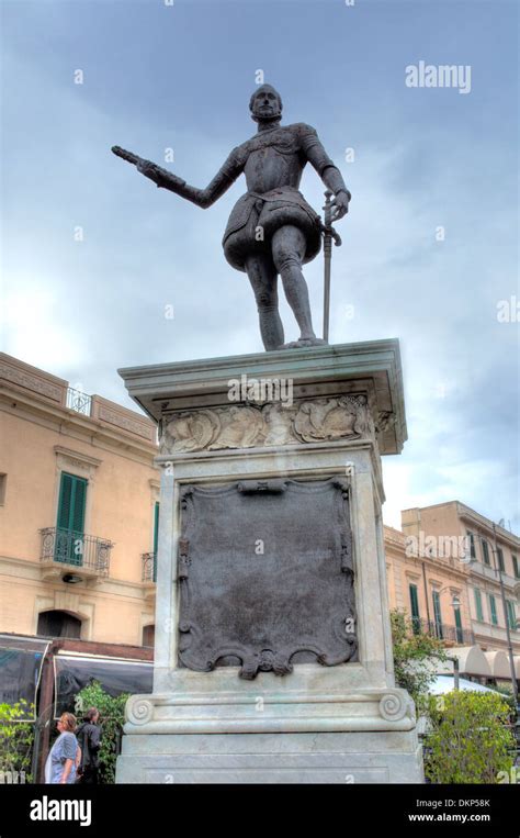 Monumento De Don Juan Daustria Fotografías E Imágenes De Alta