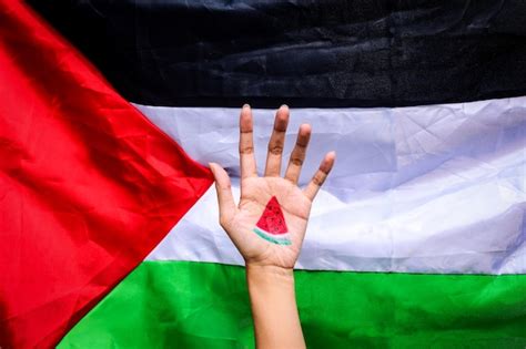 Peint à la main avec une tranche de pastèque et le drapeau palestinien