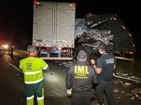 Caminhoneiro morre ao bater em caminhão carregado de medicamentos diz