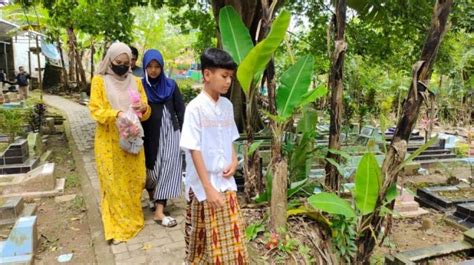 Tradisi Nyekar Warga Rangkasbitung Lebak Ziarah Ke Makam Keluarga