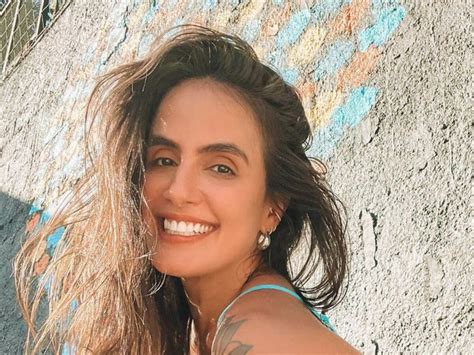 De Biqu Ni Carol Peixinho Toma Banho De Mar Em Salvador