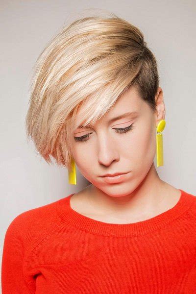 Trendige Blonde Sidecut Frisur Freche Pfiffige Und Flippige