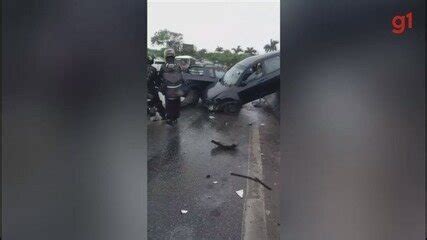 Motorista Fica Ferido Ap S Ter O Carro Prensado Contra A Mureta De Um