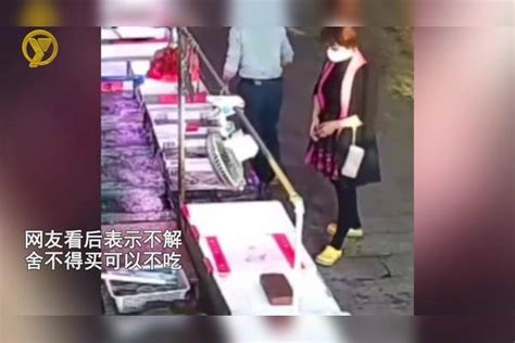 女子趁店家不注意偷鲍鱼，抓两把迅速塞进口袋，老板回应太解气