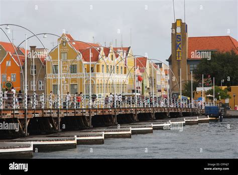 Queen Emma Pontoon Bridge Willemstad Curacao Stock Photo Alamy