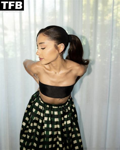 Ariana Grande Topless Sexy 8 Photos FamedOnes Nude Hacked