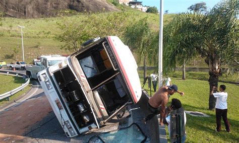 Nibus De Turismo Mais De Pessoas Tomba Na Linha Amarela