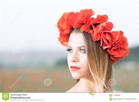 Sexy Frau Der Junge Recht Auf Den Mohnblumengebieten Stockfoto Bild