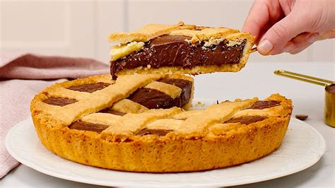 Crostata Bicolore Con Cuore Di Crema Chantilly E Crema Alle Nocciole