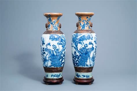 Une Paire De Vases En Porcelaine De Chine Bleu Et Blanc Dite De Nankin