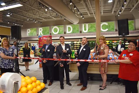 Tops Friendly Markets Holds Ribbon Cutting Ceremony To Celebrate Grand