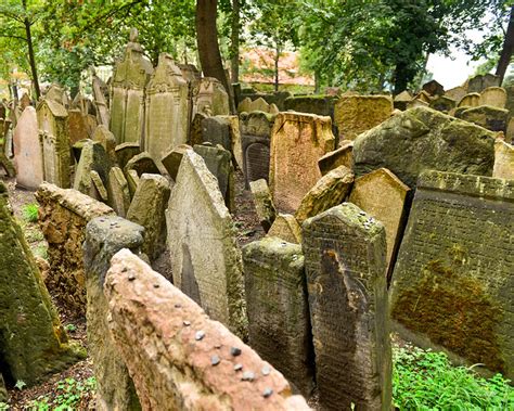 El antiguo cementerio judío de Praga en 20 fotos impactantes