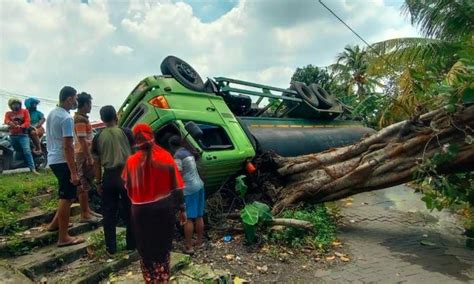 Parkir Sembarangan Truk Tangki Bermuatan Cairan Hcl Terguling Di Jalur