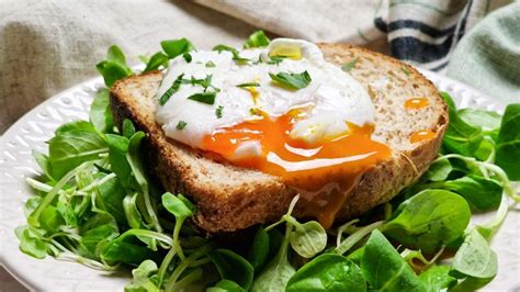 Uovo in camicia, la ricetta base semplice e sicura | Cookaround