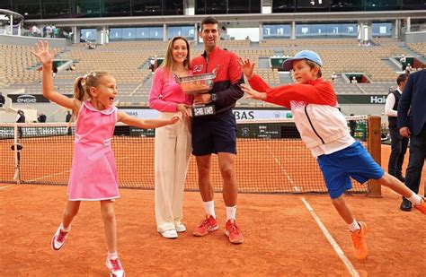 Caras Novak Djokovic celebra marco histórico a mulher e os filhos