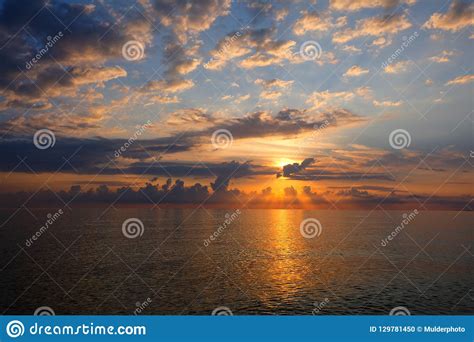 Puesta Del Sol Hermosa Sobre El Mar Negro Foto De Archivo Imagen De