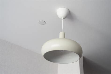 Lámpara De Techo Gris Colgada En Una Habitación Foto Premium